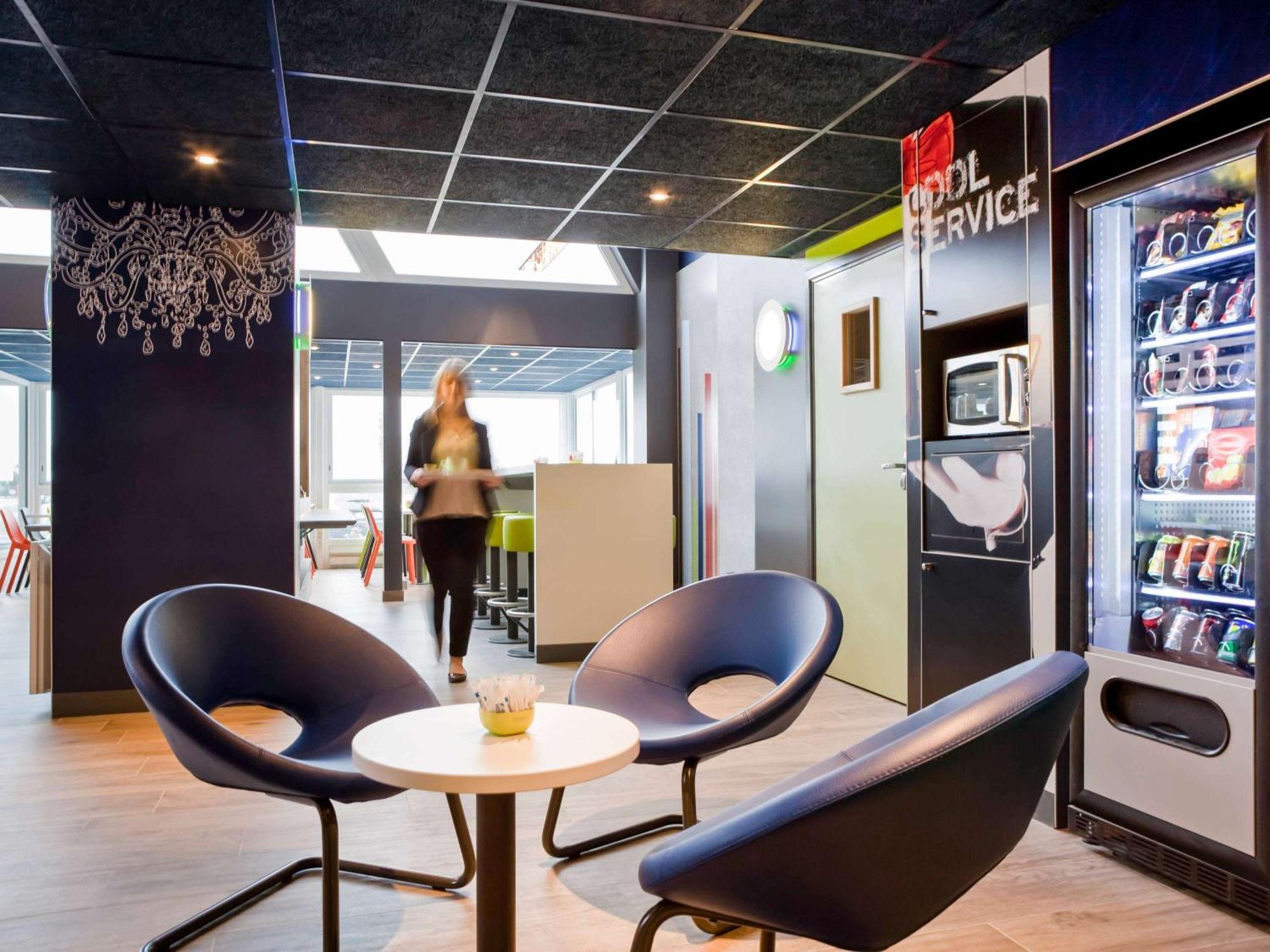 Ibis Budget Pontault Combault Rn4 Marne La Vallee Exterior photo