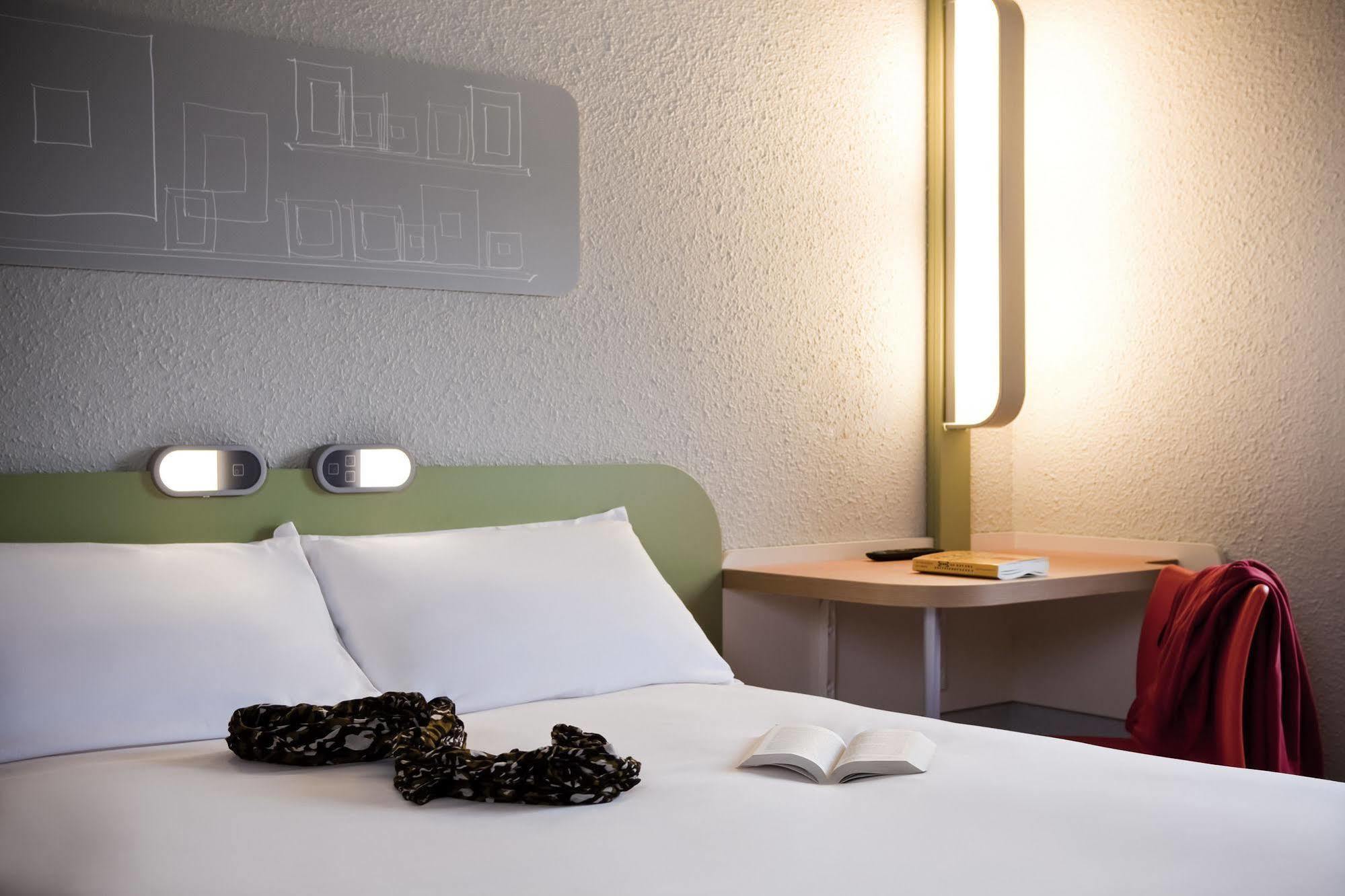 Ibis Budget Pontault Combault Rn4 Marne La Vallee Exterior photo