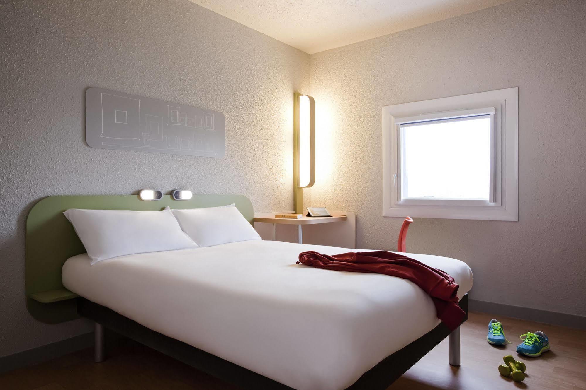 Ibis Budget Pontault Combault Rn4 Marne La Vallee Exterior photo